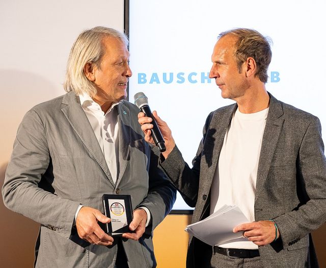 Ralf Felix Gotter (links), Senior BU Director Vision Care DACH bei Bausch + Lomb, im Gespräch mit Thorsten Knippertz von ntv, dem Moderator des Deutschen Gesundheits-Awards 2025