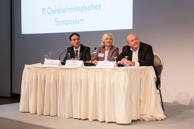 Bild von Prof. Lars-Olof Hattenbach, Prof. Maya Müller und Prof. Burkhard Dick beim 11. Ophthalmologischen Symposium