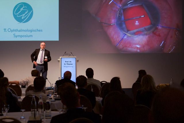 Prof. Dr. Hagen Thieme aus Magdeburg am Rednerpult beim 11. Ophthalmologischen Symposium