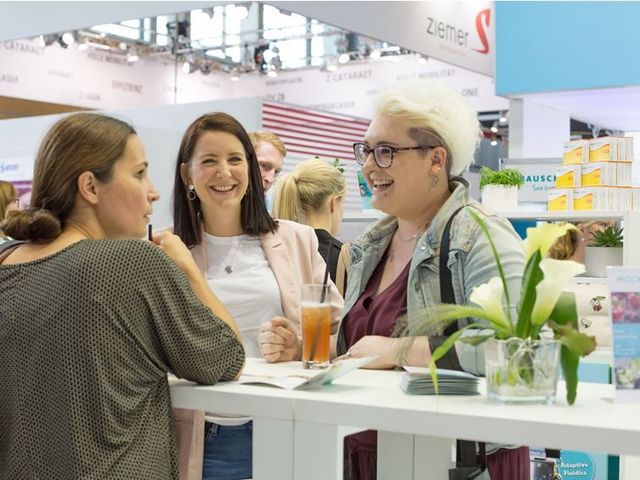 Foto einer Unterhaltung am Stand von B+L auf der DOC 2018