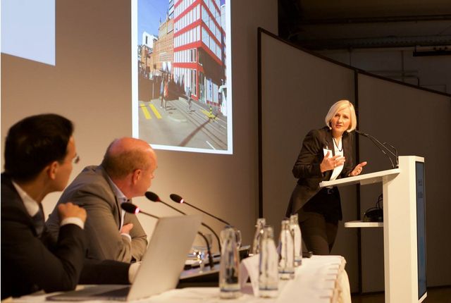 Bild mit Prof. Maya Müller am Rednerpult beim 11. Ophthalmologischen Symposium